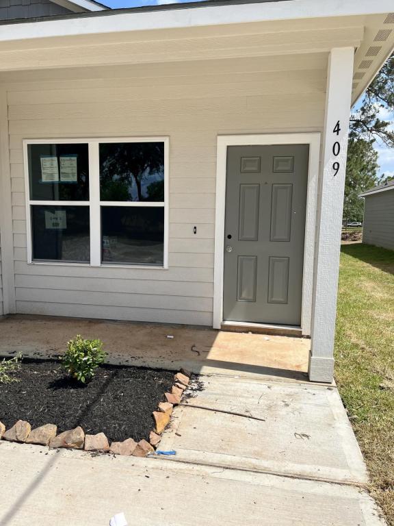 Building Photo - 409 E Avenue