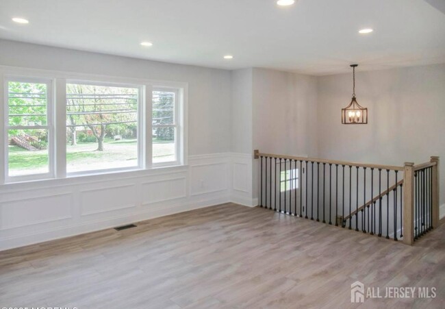 Building Photo - 156 Cliffwood Ave W
