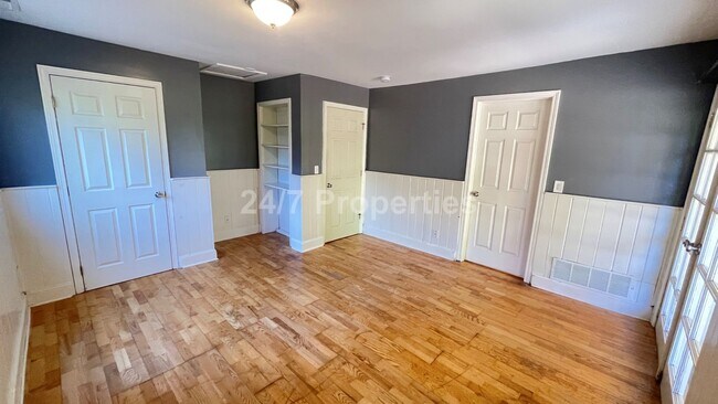Building Photo - 2 Primary Suites + Huge Yard in Markham - ...