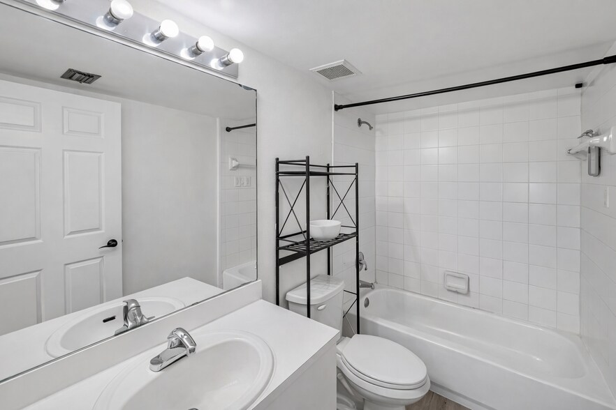 Building Photo - 4155 N Haverhill Rd