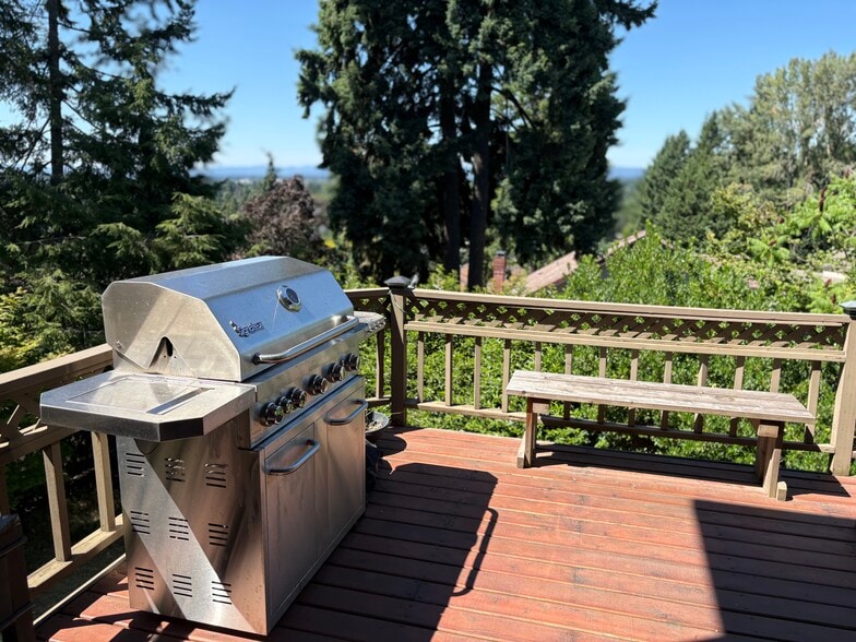 Shared bbq deck - 7501 SW 195th Pl