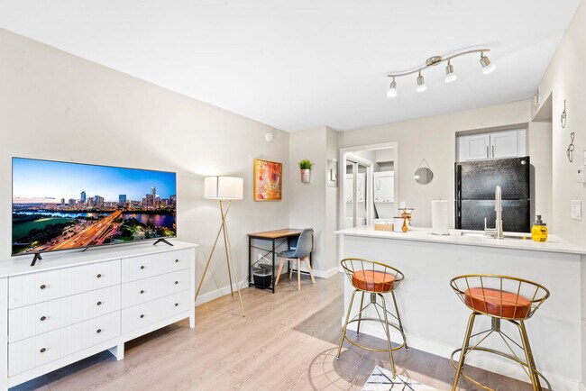 Building Photo - 6811 Great Northern Blvd