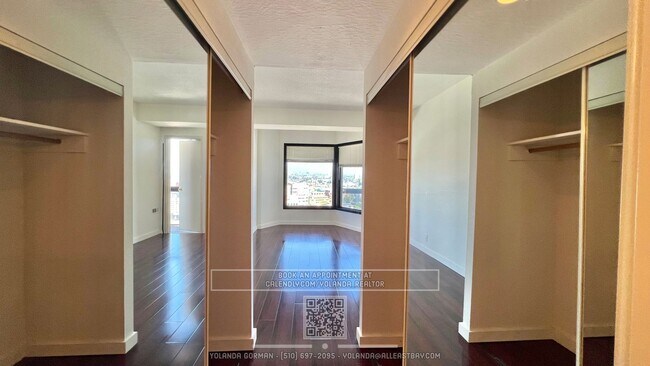 Building Photo - Stunning Large 1 Bedroom Exquisite Wood Fl...