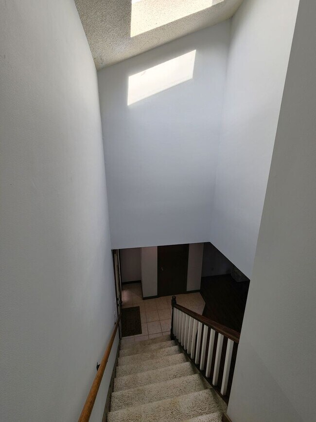 Building Photo - Nice 3BR, 1.5BTH half duplex near schools ...