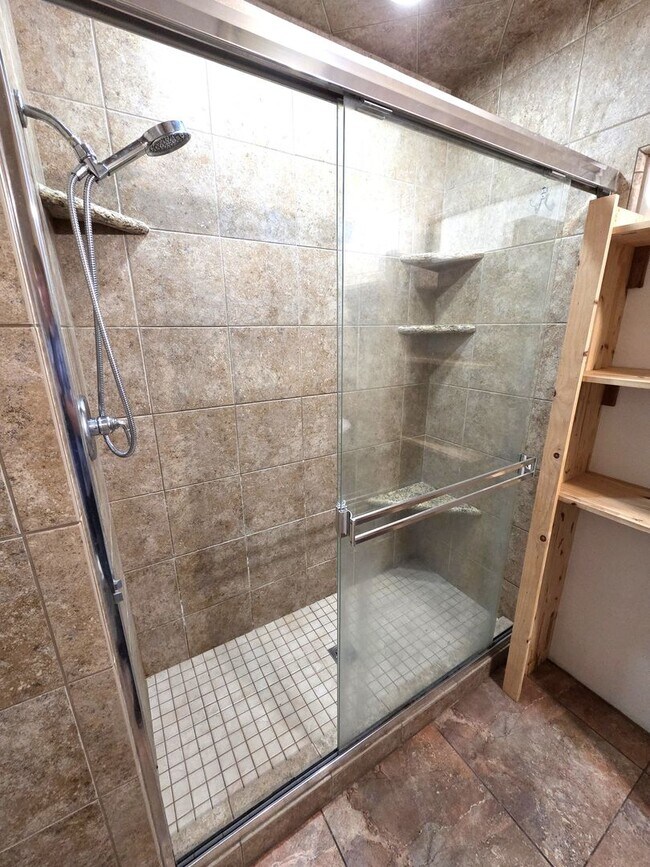 Building Photo - Beautiful 2 Bedroom 1 Bath Home