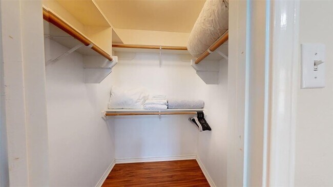 Building Photo - 810 Camellia Ct