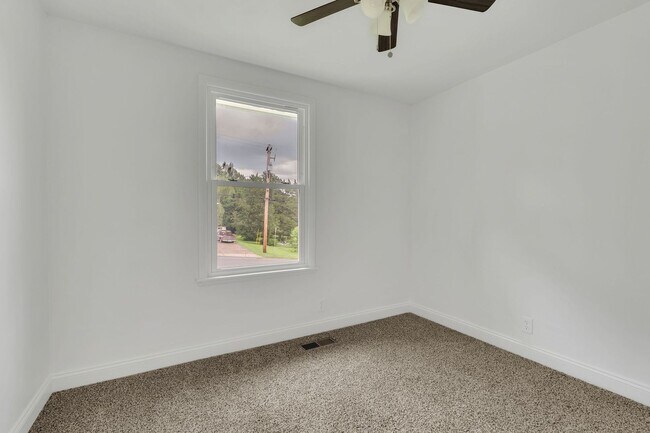 Building Photo - Incredible Fully-Updated 3 Bedroom Home wi...