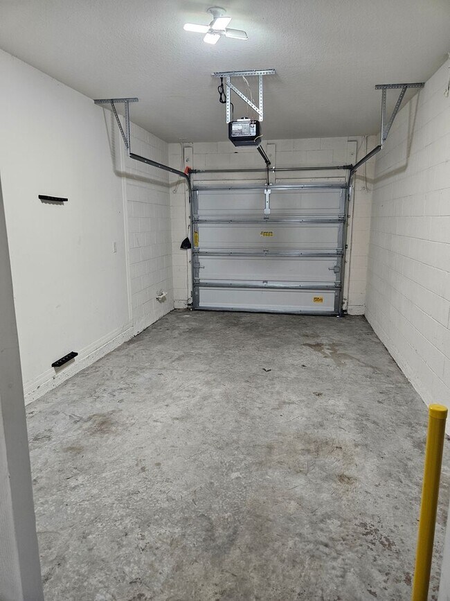 Building Photo - 3 BEDROOM 2 1/2 BATH TOWN HOME COMING SOON