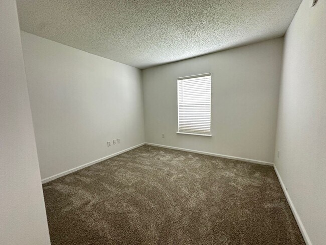 Building Photo - Close to Shopping, Restaurants, Schools & Beach!