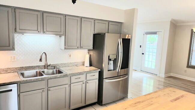 Building Photo - "Charming 3-Bed Oasis with 2.5 Baths on Carrington Court!"