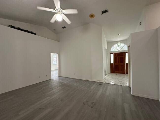 Building Photo - 815 Nelson Ave