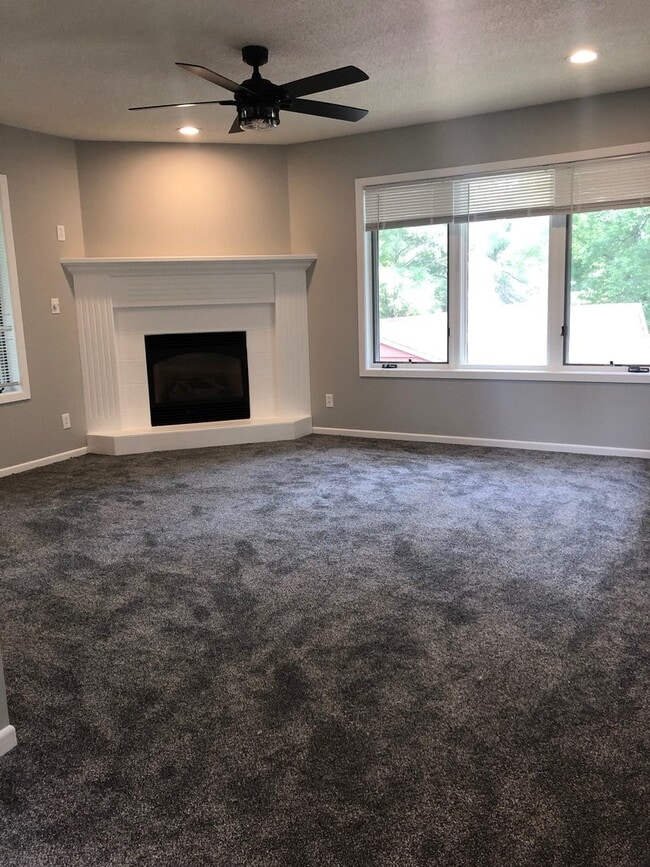 Building Photo - Single Family Home - River Views - Updated Finishes!