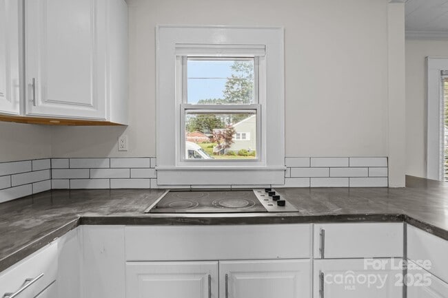 Building Photo - 765 N Church St