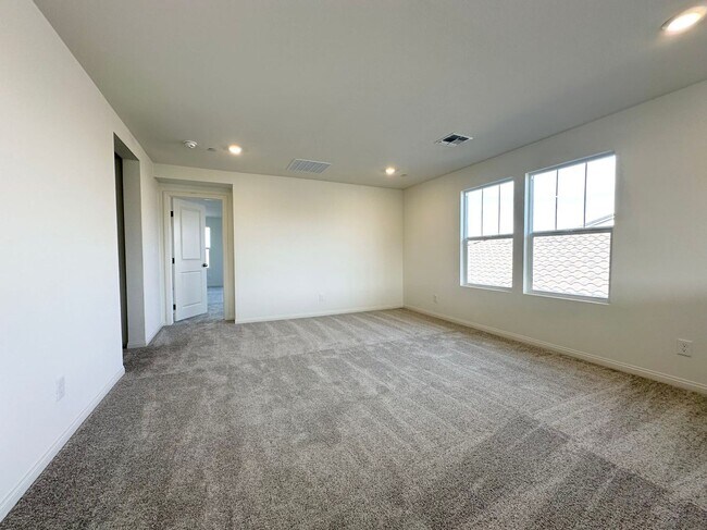 Building Photo - Beautiful and well-maintained home