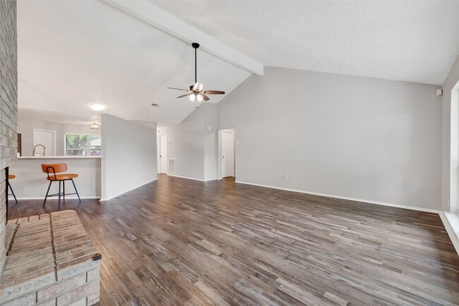 Building Photo - 15806 Pfeiffer Dr