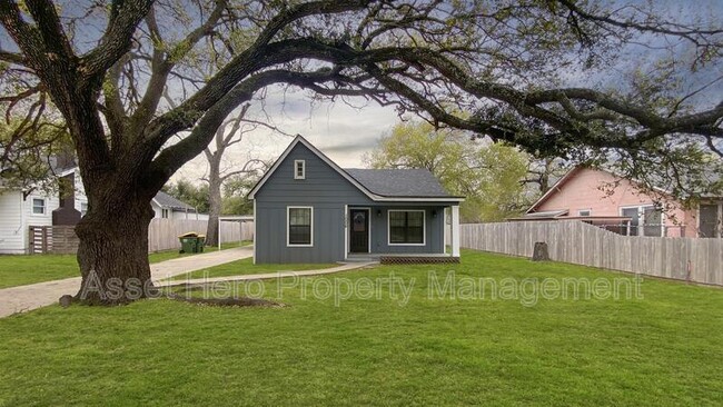 Building Photo - 1006 Cedar St