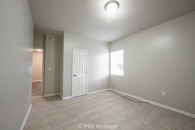 Building Photo - "Charming 2-Bedroom Retreat in Indianapoli...
