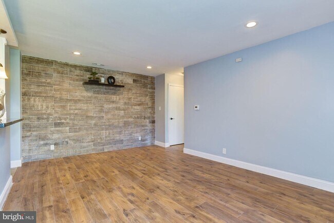 Building Photo - 114 Van Buren Rd