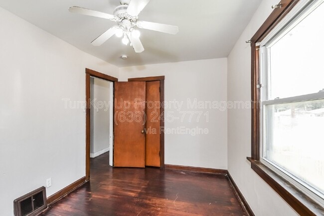 Building Photo - 422 Plaza Ave