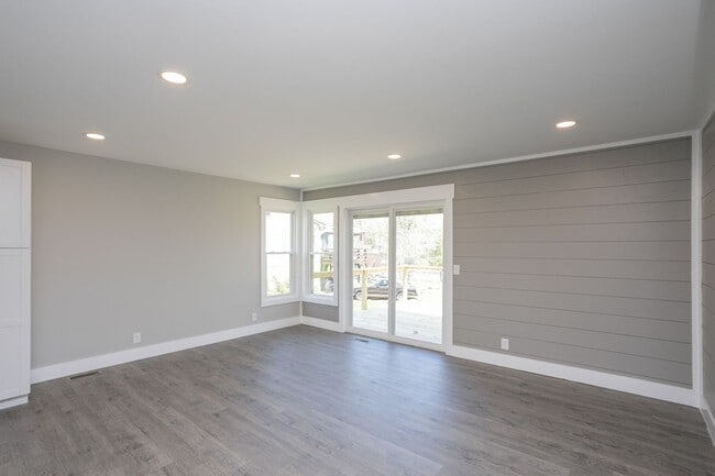 Building Photo - Available June. Large house, fenced back yard, renovated, fenced back, pets ok, great for house s...