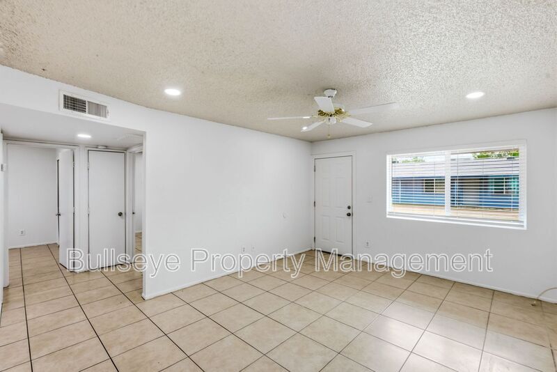 Building Photo - 2245 W Glenrosa Ave