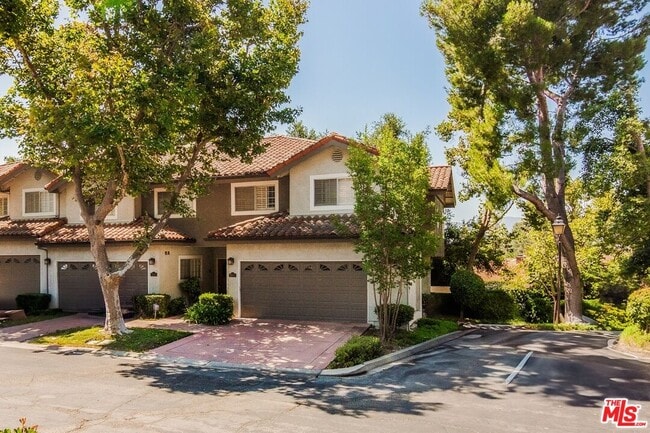 Building Photo - 3131 E Hillcrest Dr
