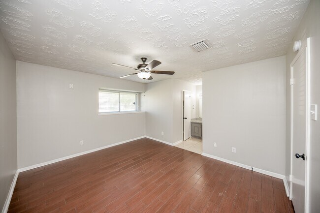 Building Photo - 6835 Castleview Ln