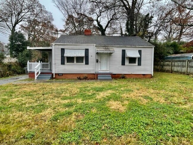 Building Photo - Come take a look at this cozy 3 Bedroom 1 Bath Home. It's Located in Revolution Park Neighborhood