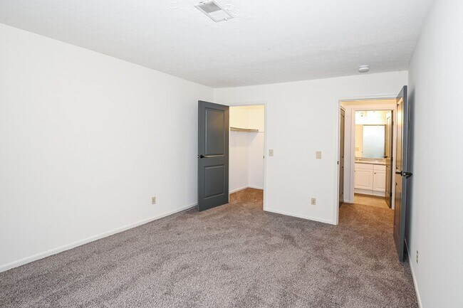 Building Photo - 5464 Beechmont Ave