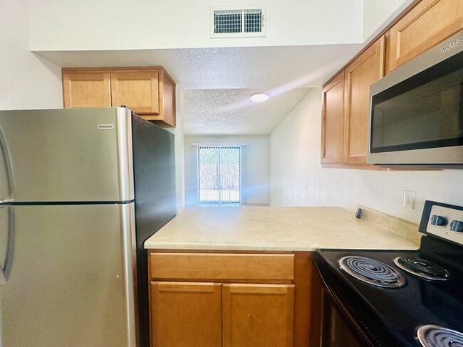 Building Photo - Spacious 2 Bedroom with Large Yard! Walkin...