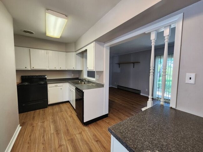 Building Photo - Charming Large 3 Bedroom Home in a Great N...