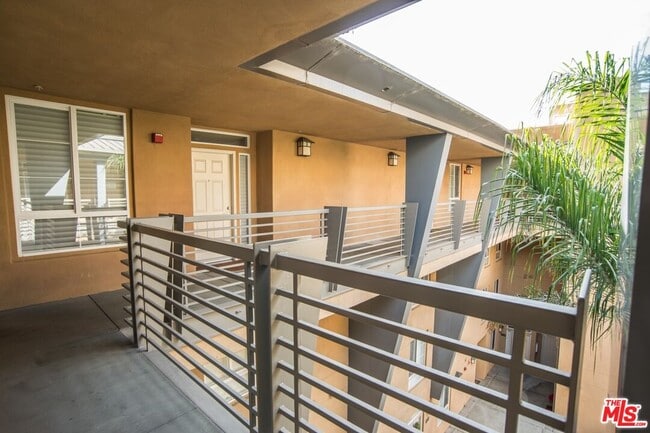Building Photo - 5831 Seawalk Dr