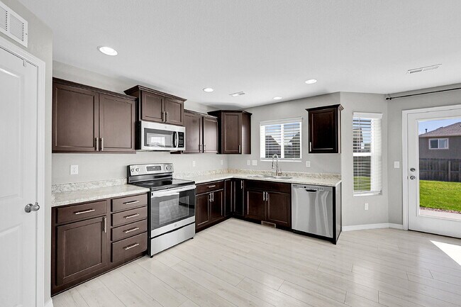 Building Photo - $2,350.00, 3 bed, 2.5 bath located in Peyt...