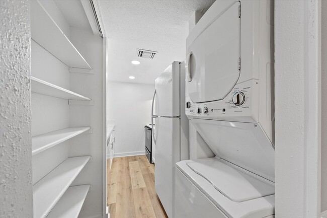 Building Photo - Stunning Remodeled Apartment in Houston!