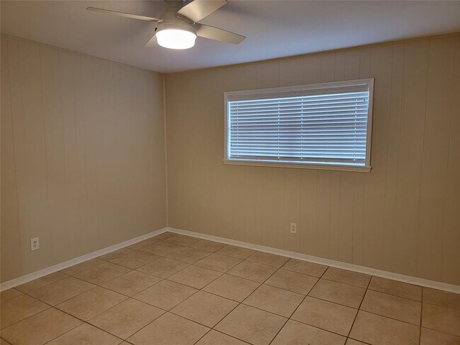 Building Photo - 713 Clubside Dr