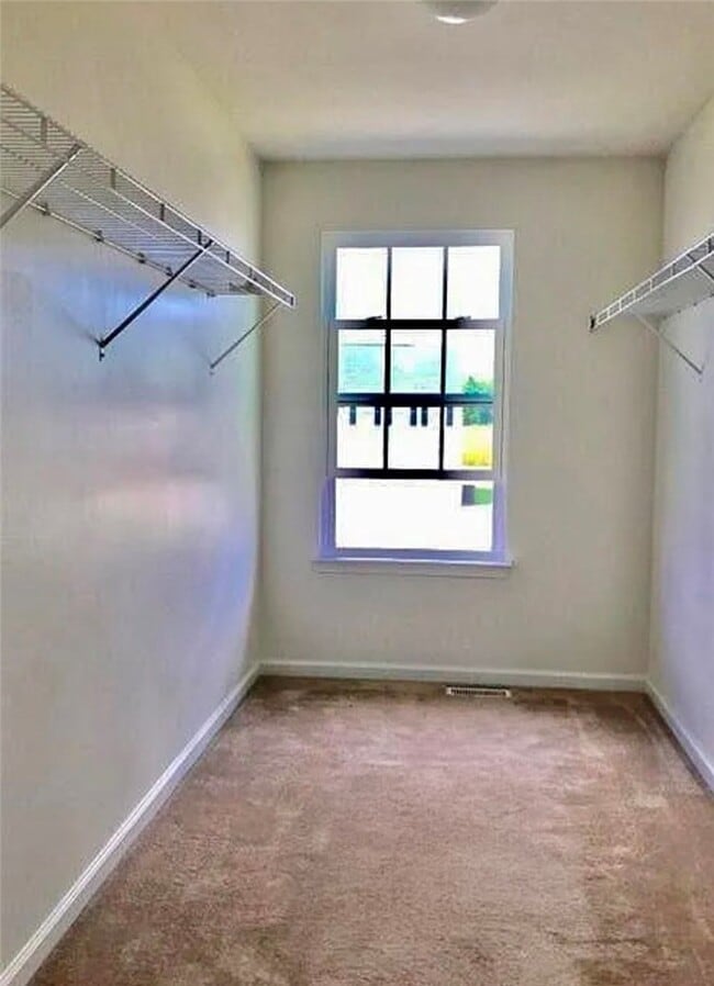 Building Photo - 251 Elmcrest Rise