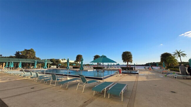 Building Photo - 300 Bayview Dr