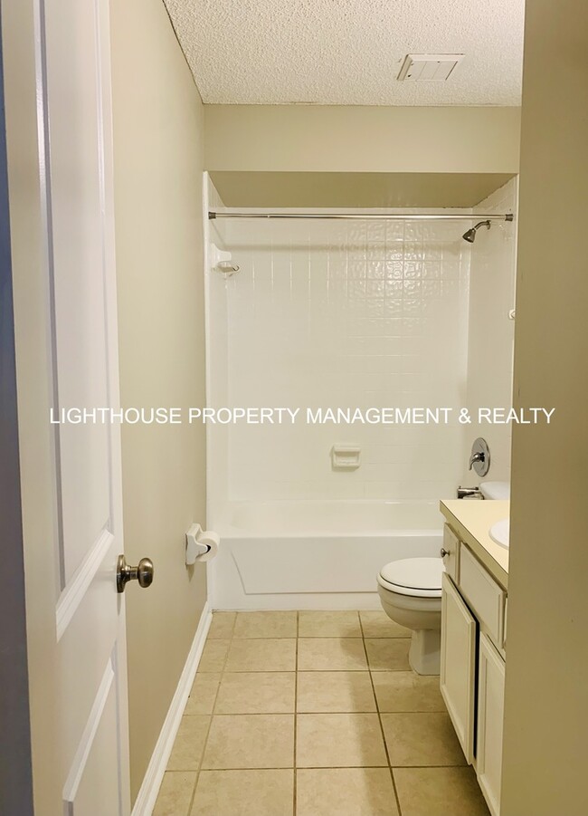 Building Photo - 2 Bed/2 Bath Single Story Townhome with At...