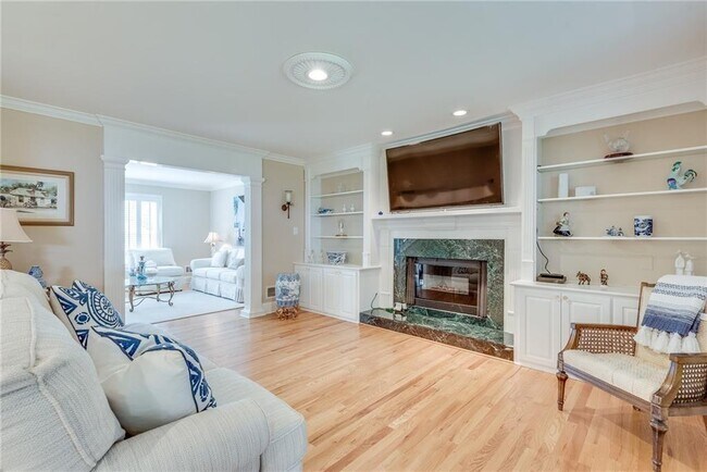 Building Photo - 1281 Lake Washington Dr NW