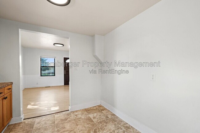 Building Photo - 1327 E Walton Ave