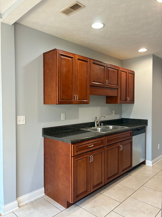 Building Photo - 137 Twin Lakes Dr