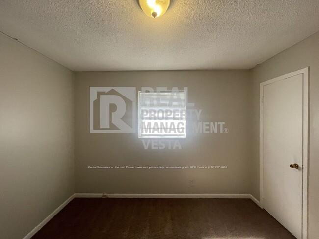 Building Photo - Three Bedroom House in South Macon