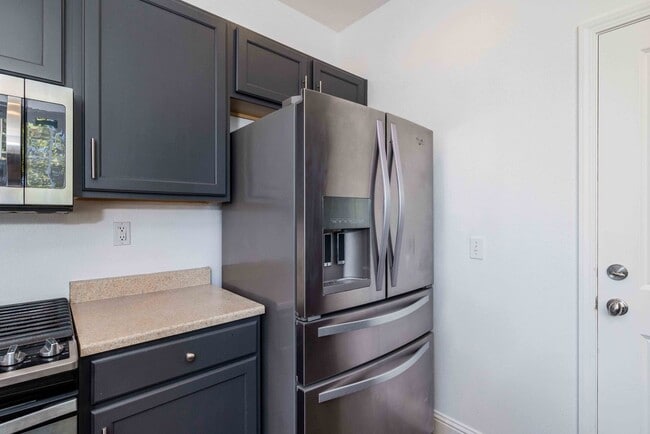 Building Photo - MOVE IN SPECIAL!!! $500 OFF FIRST MONTHS R...