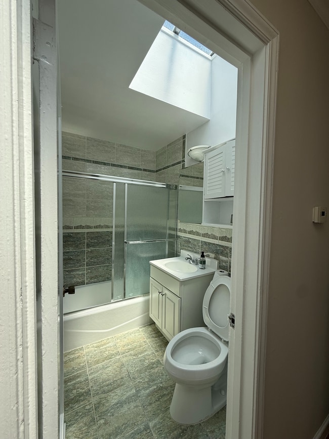 Building Photo - Spacious 3 Bedroom Home Minutes from City ...