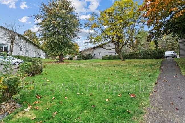 Building Photo - 1515 SW Custer Dr