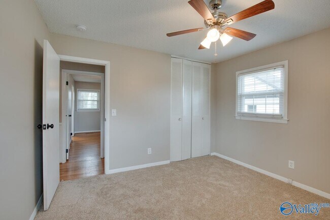 Building Photo - 2107 Edinburgh Dr SW