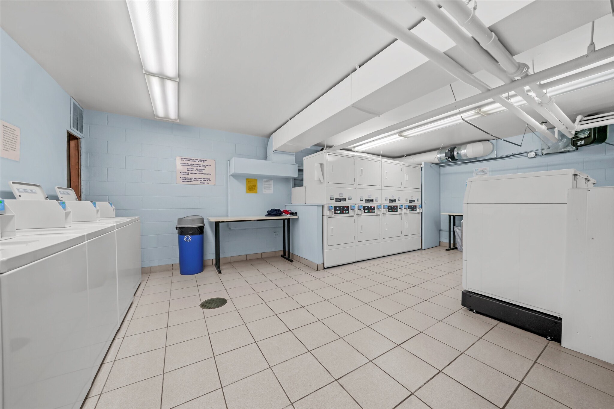 Building Photo - 2740 N Pine Grove Ave