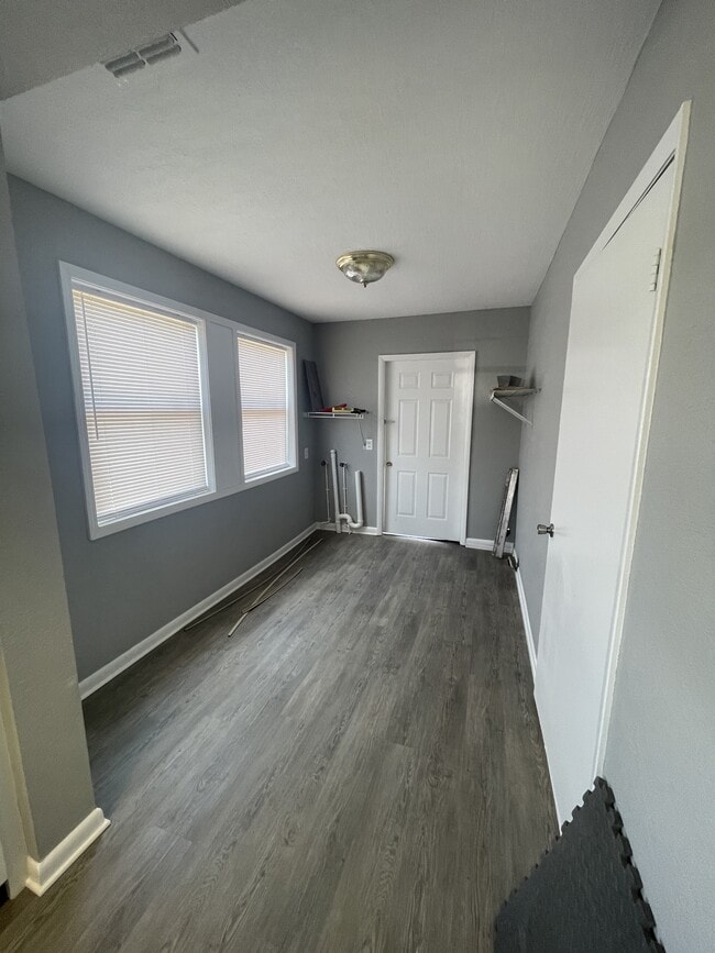 Building Photo - 338 W Bay Ave