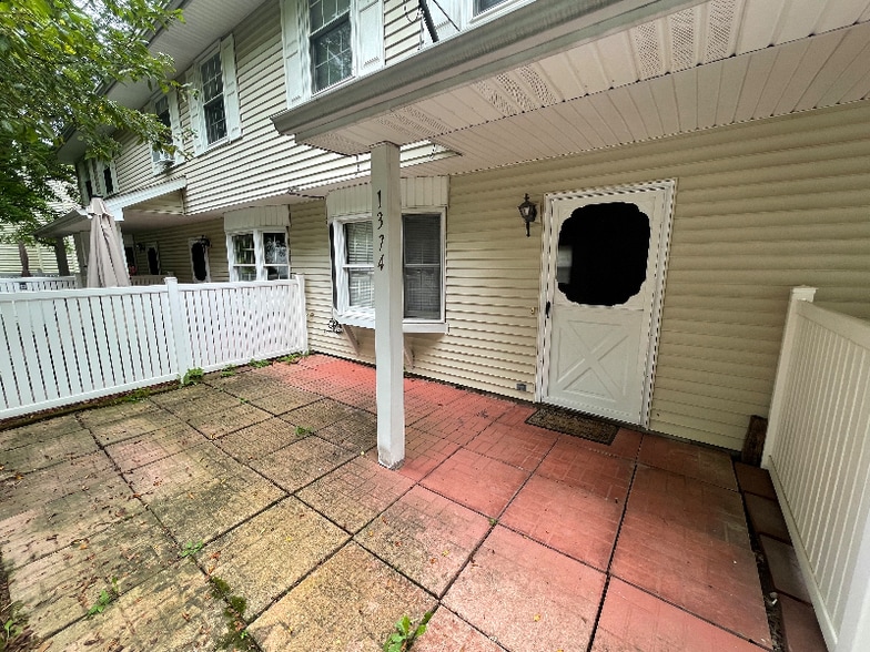 Building Photo - 1352 Red Tail Hawk Dr