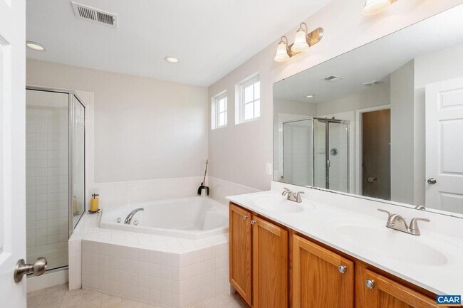 Building Photo - 662 Holly Hill Dr